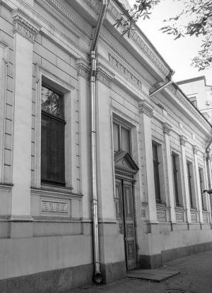 Вход в здание по ул. Александровской, 17 (Грушевского, 20/1)