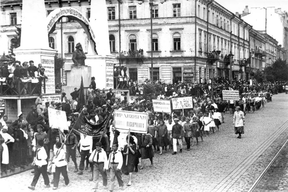 Майдан Незалежності – Козиене болото – історія Майдану Незалежності – пам’ятник Леніну на Майдані – Пам’ятник Столипіну на Майдані – Міьска дума Київ – хмарочос Гінзбурга – Інститут шляхетних дівчат