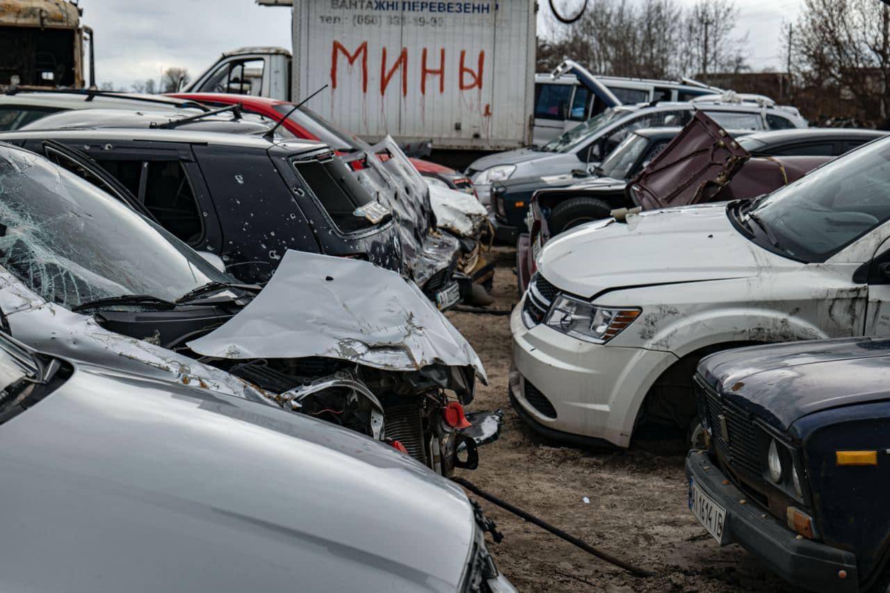 кладовище розстріляних автівок в бучі з написом діти