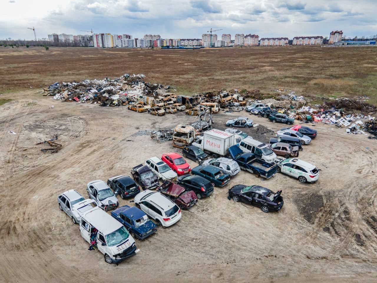 кладовище розстріляних автівок в бучі з написом діти