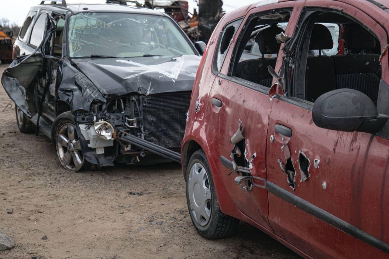 кладовище розстріляних автівок в бучі з написом діти