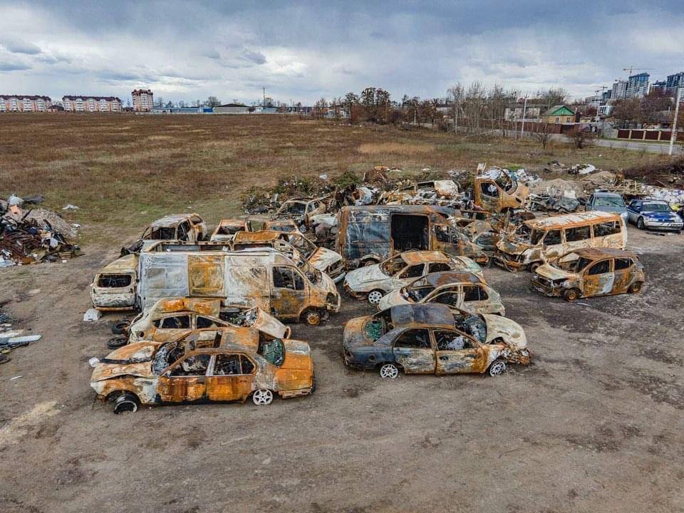 кладовище розстріляних автівок в бучі з написом діти