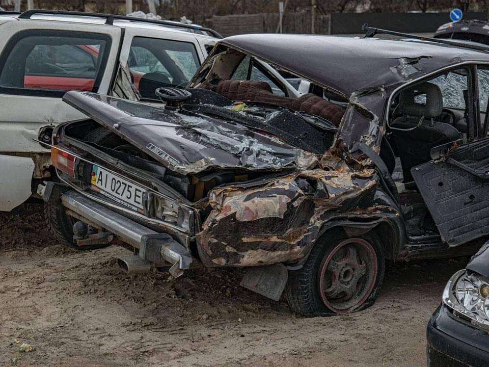 кладовище розстріляних автівок в бучі з написом діти