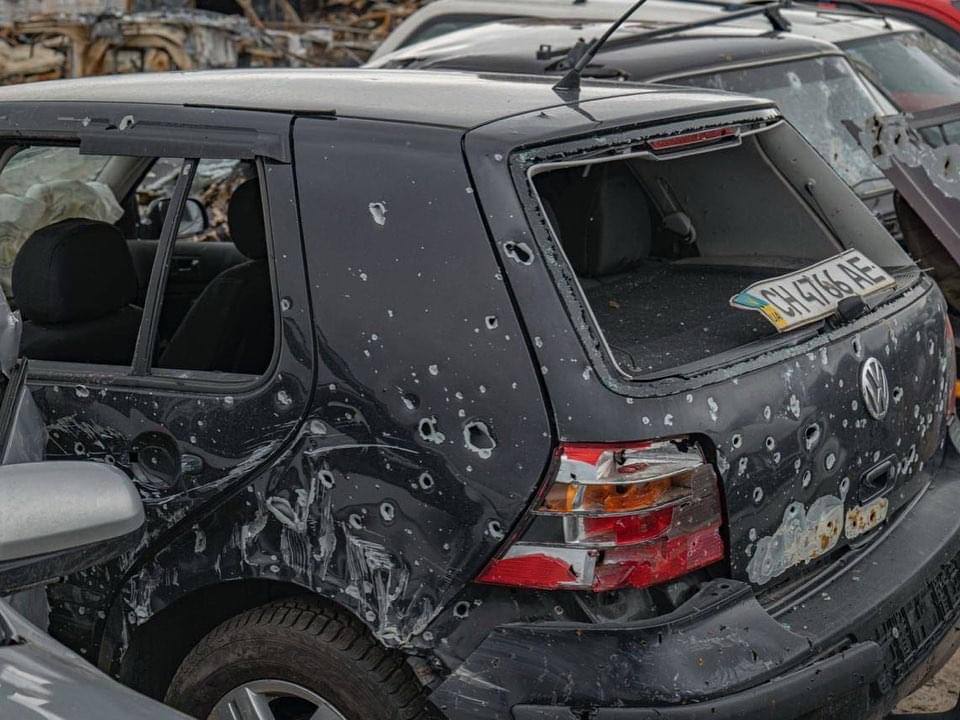 кладовище розстріляних автівок в бучі з написом діти