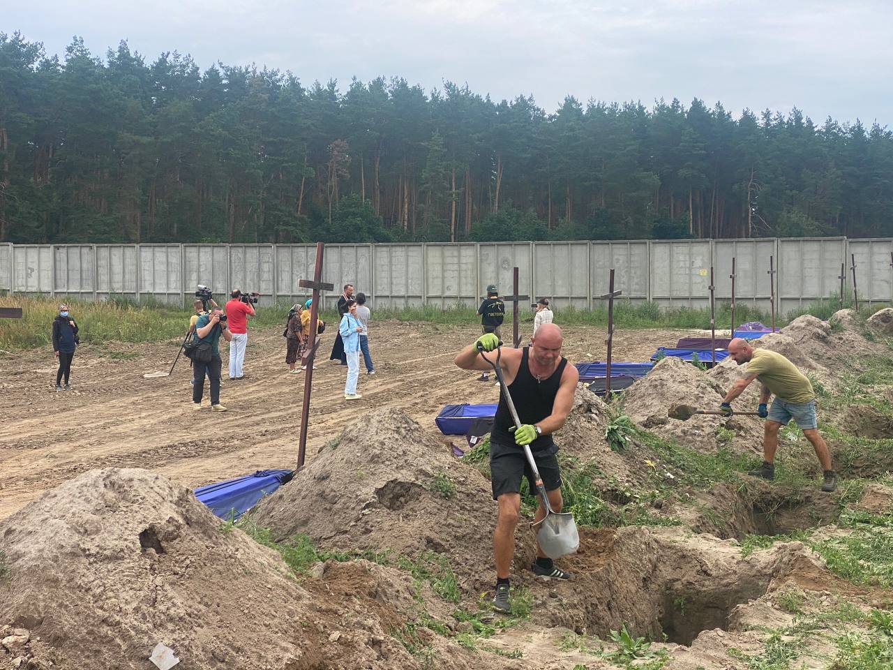 поховання неідентифікованих жертв окупації у бучі