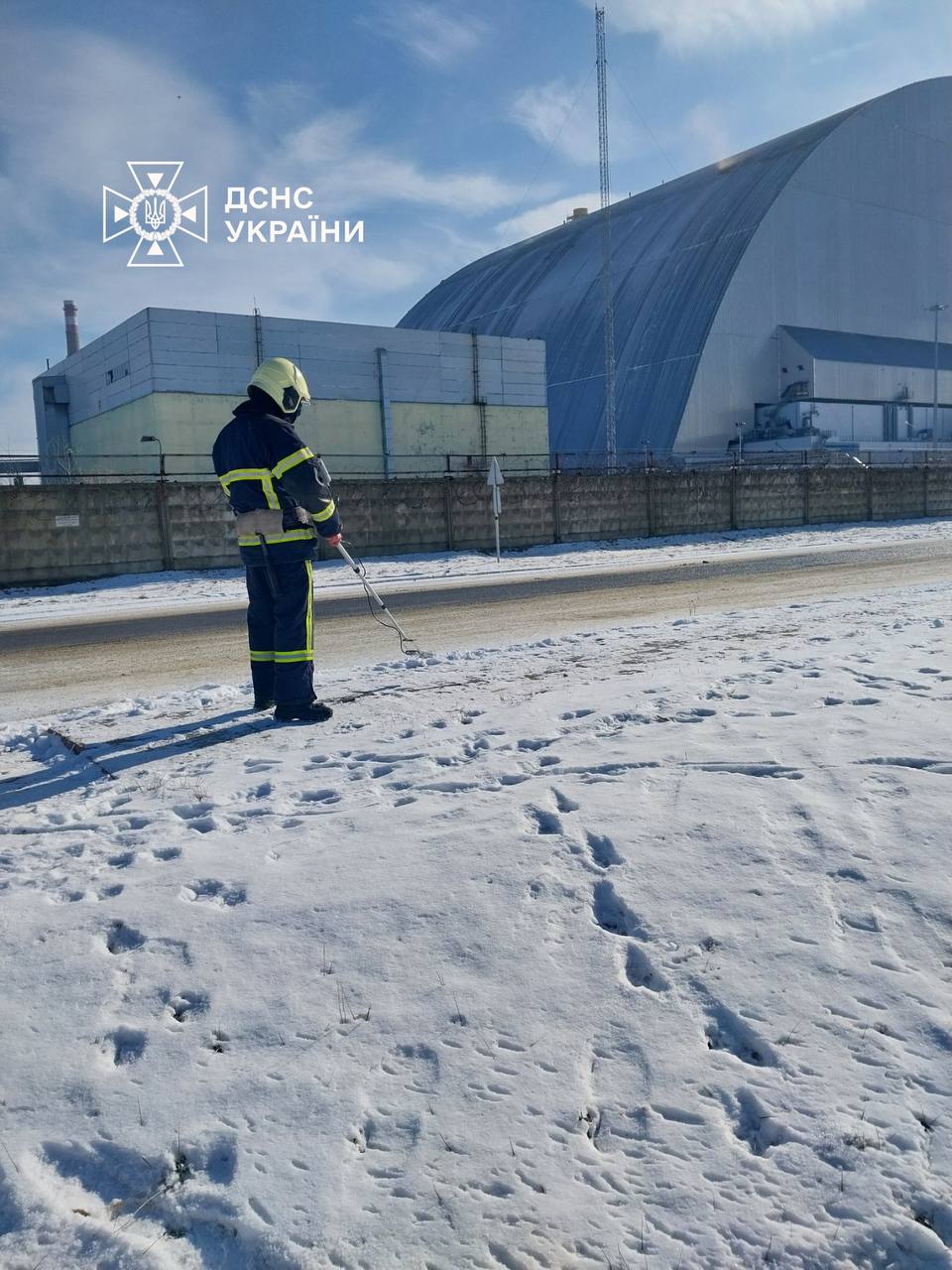 ліквідація наслідків удару дрона по укриттю ЧАЕС