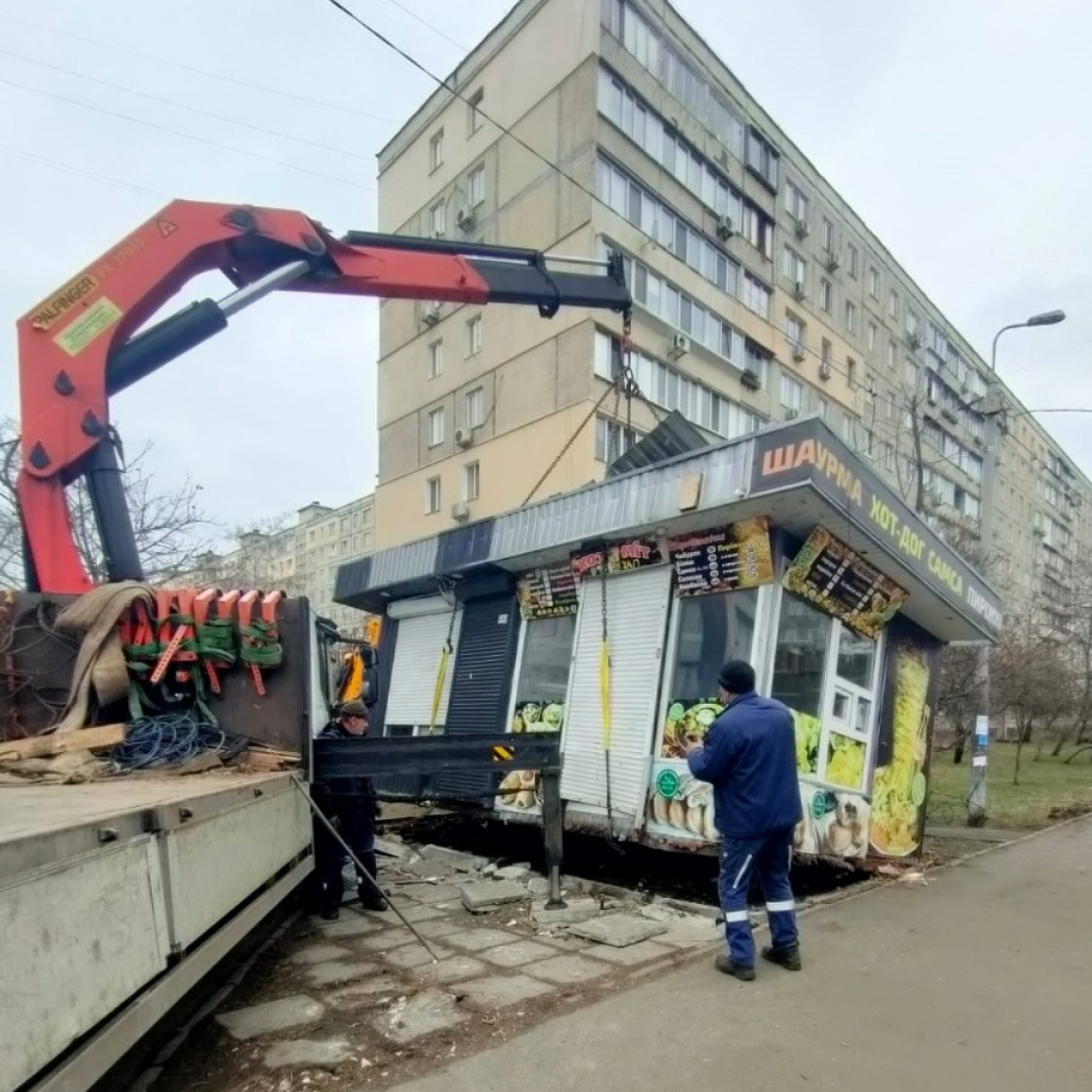 Демонтаж МАФів на вулиці Архипенка в Оболонському районі