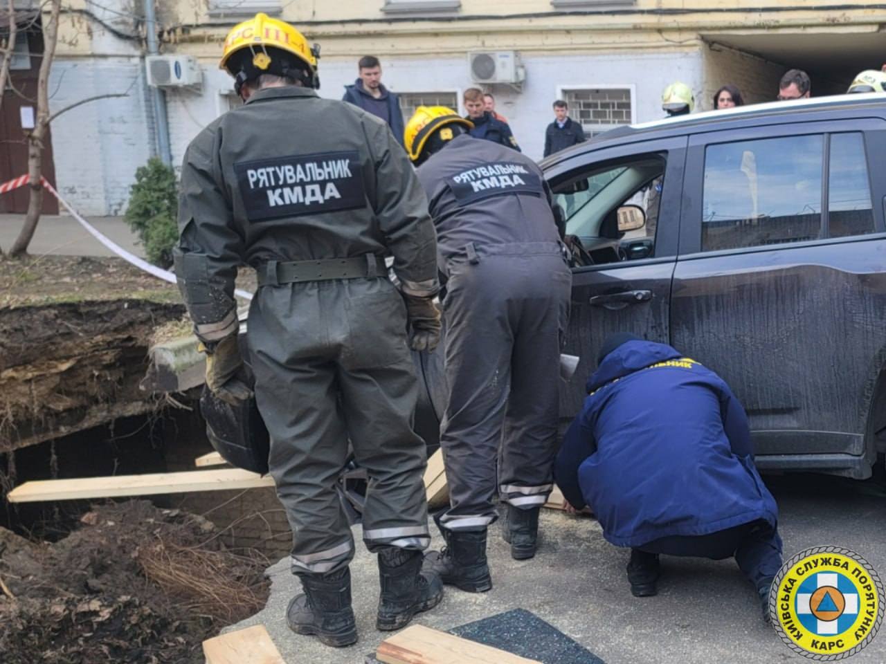 рятувальники дістали автівки з провалля на Печерську