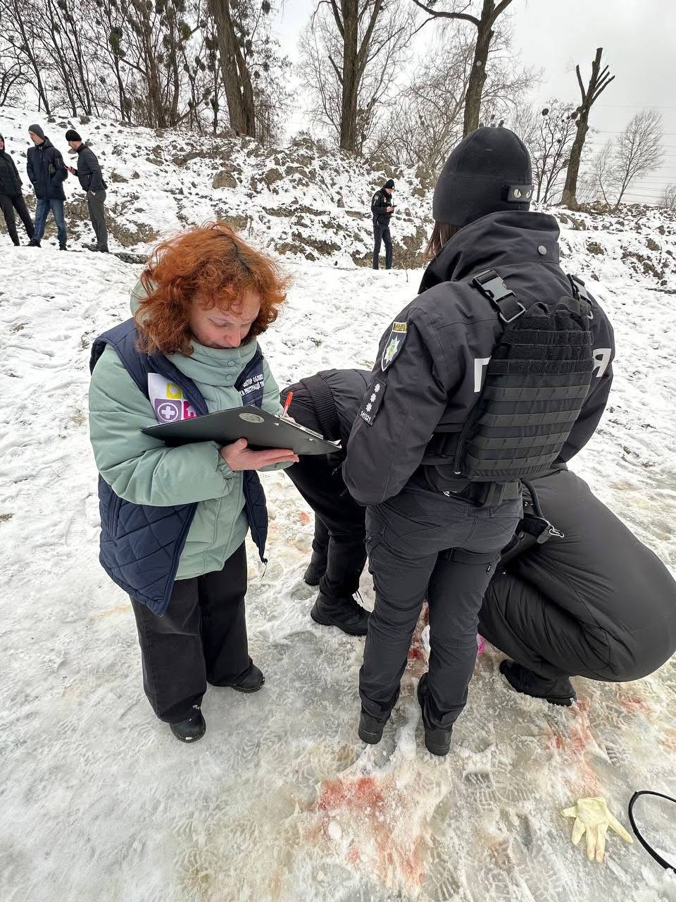 собаки з кульовими пораненнями біля озера синє