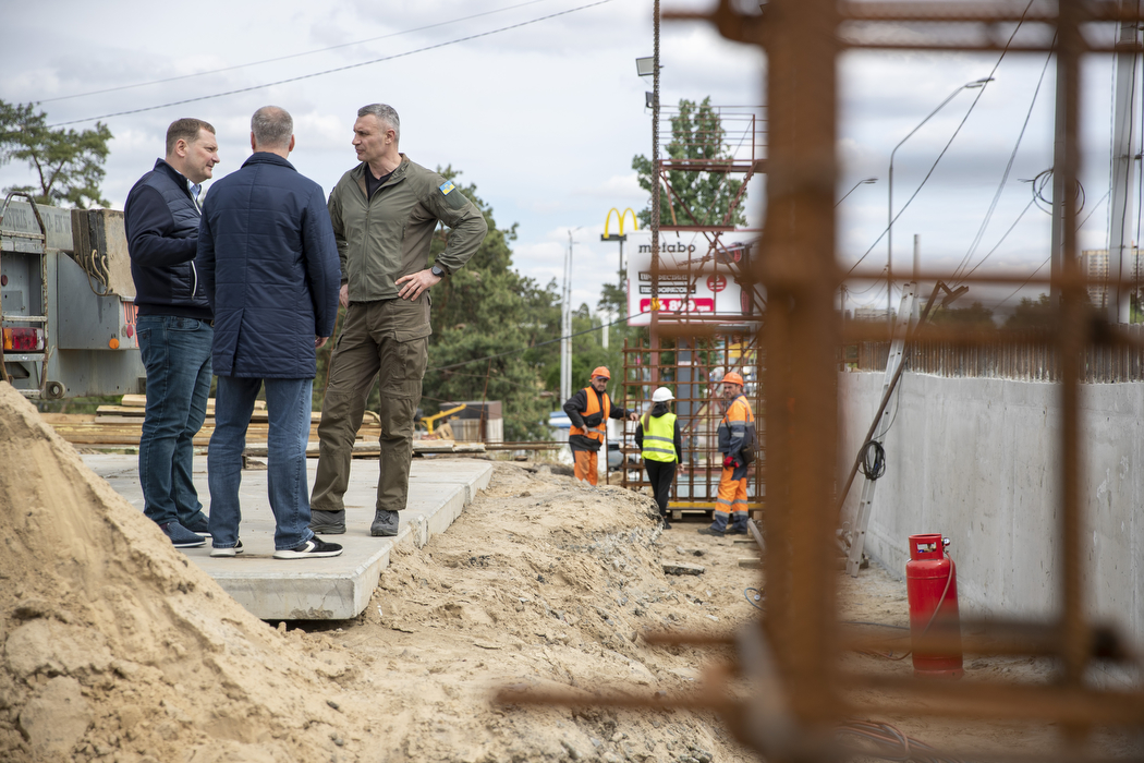 ремонт шляхопроводу біля метро «Дарниця» - на перетині вул. Будівельників з Броварським проспектом і Святошино-Броварською лінією метрополітену.