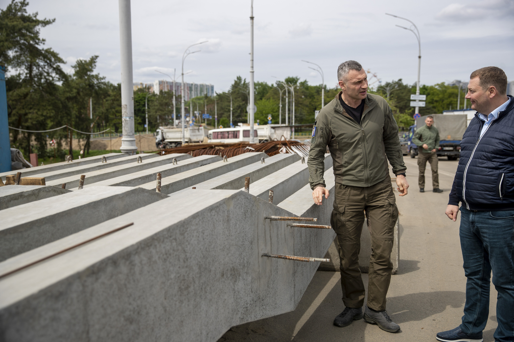 ремонт шляхопроводу біля метро «Дарниця» - на перетині вул. Будівельників з Броварським проспектом і Святошино-Броварською лінією метрополітену.