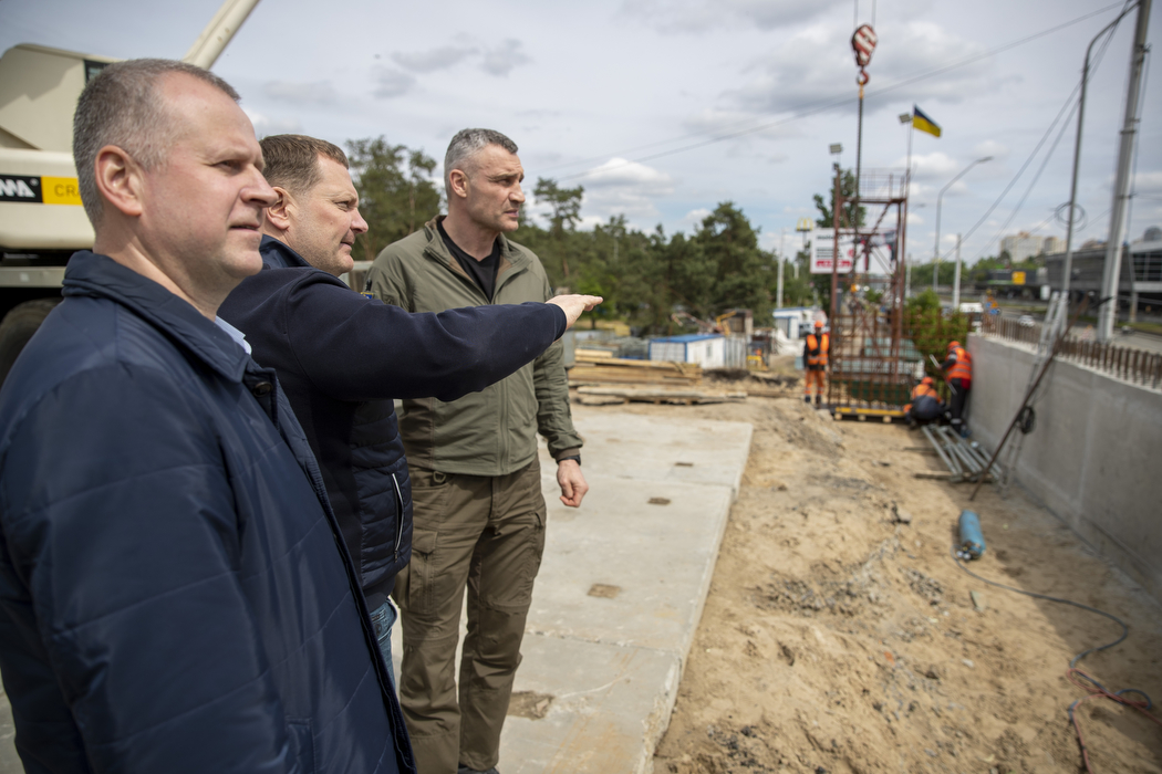 ремонт шляхопроводу біля метро «Дарниця» - на перетині вул. Будівельників з Броварським проспектом і Святошино-Броварською лінією метрополітену.